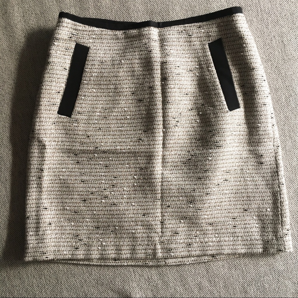 Tweed skirt with pockets